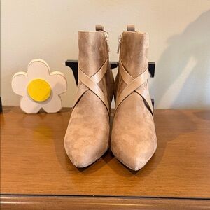 Chic Tan Ankle Boots with Cross Straps